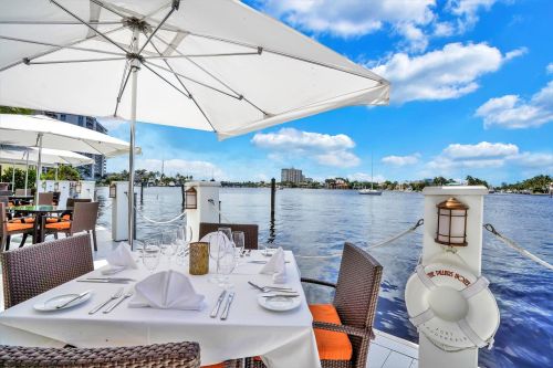Pillars Hotel And Club Dockside Dining
