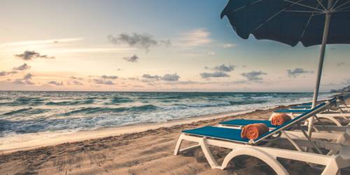 pelican-grand-beach-resort-noble-house-resort-beachfront-chairs